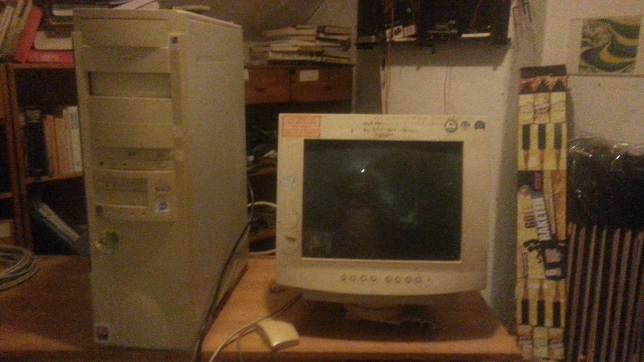 Alter PC aus Ende der 90er Jahre und 17'' Röhrenmonitor